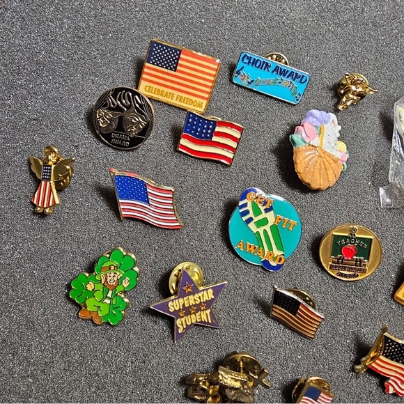 Large Lot Of 21 Mixed Pins Different Designs Colors And Materials - Picture 5 of 5